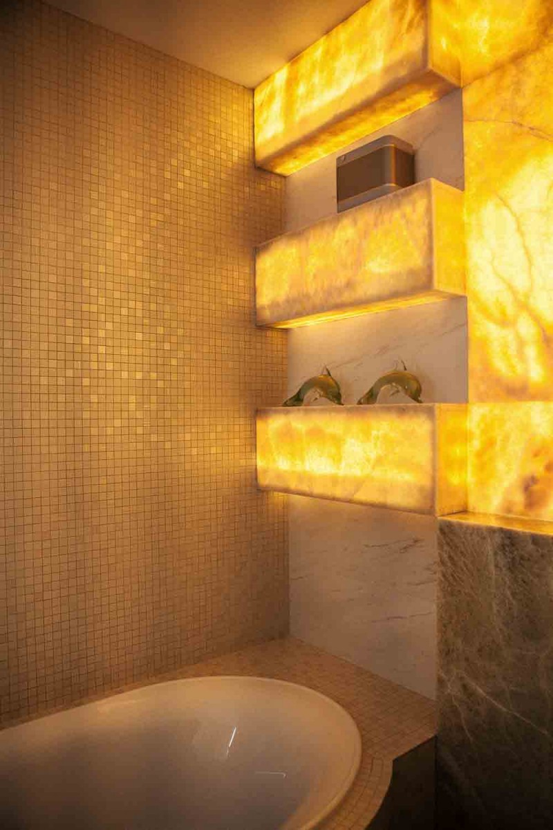 Полки в ванной с подсветкой
