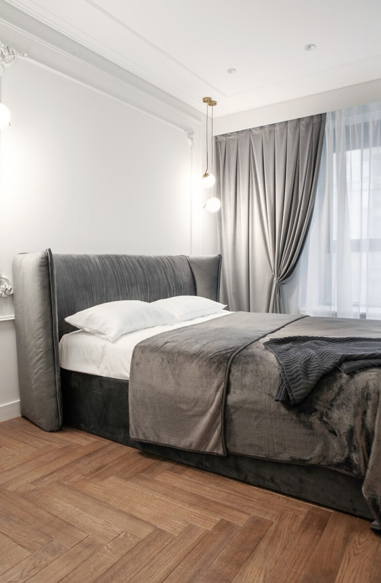 Кровать серого цвета в спальне