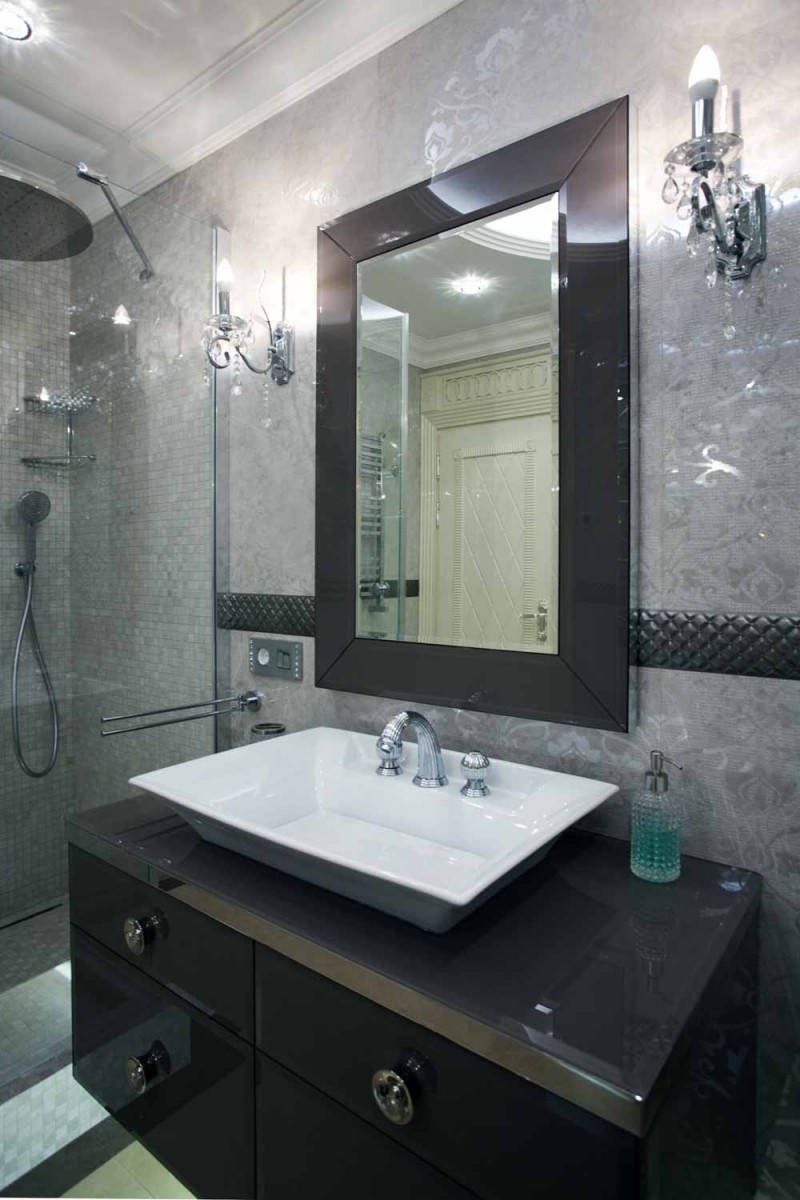 Прямоугольная раковина и зеркало по индивидуальным размерам в ванной