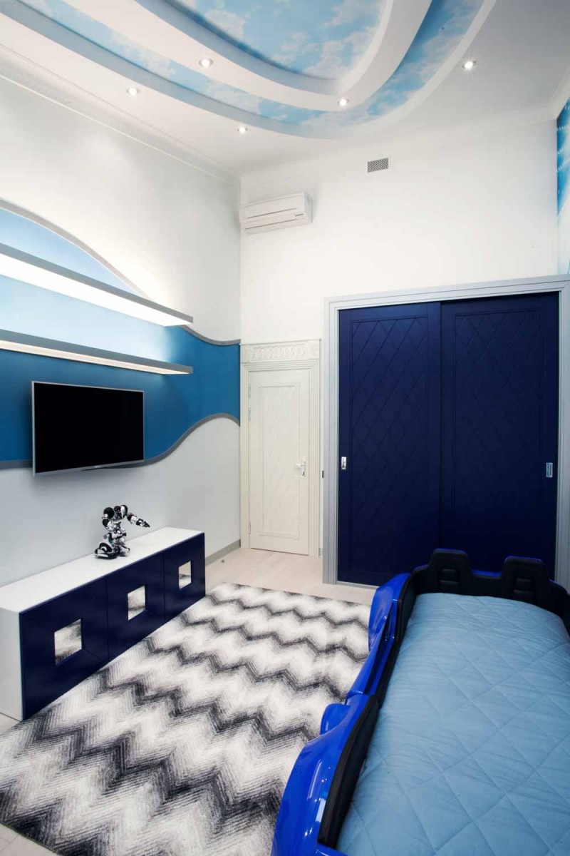 Детская комната мальчика в сине белых цветах