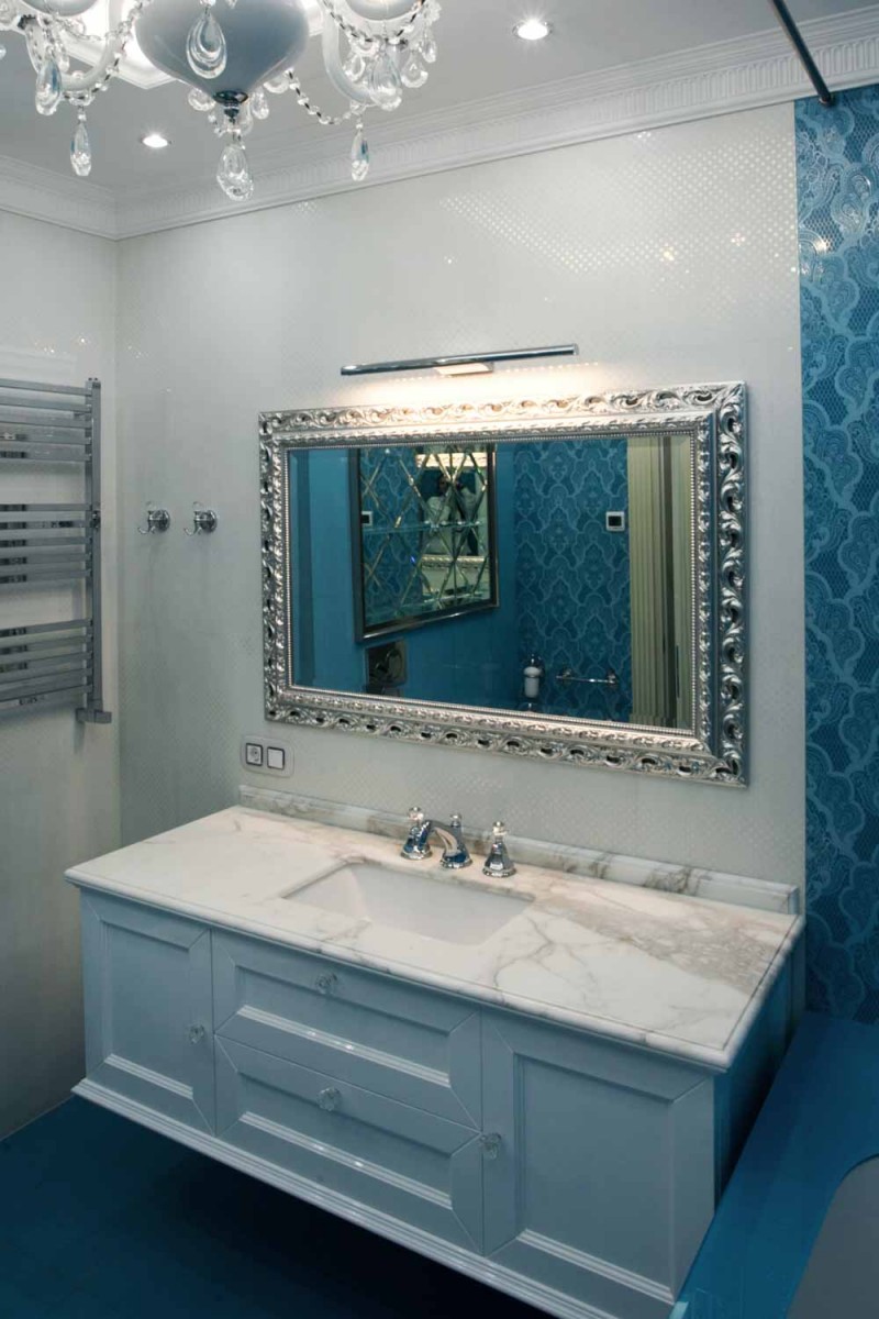 Столешница с раковиной и прямоугольное зеркало в ванной по индивидуальным размерам