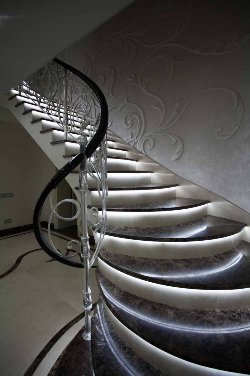 Лестница изготовленная по индивидуальному заказу с подсветкой