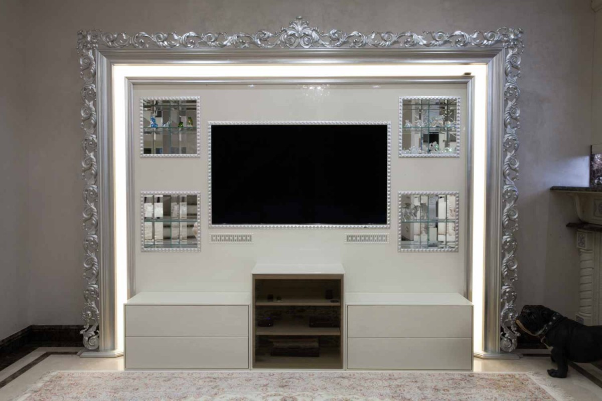 Тумба под телевизор с полками и декоративная панель с зеркальными элементами