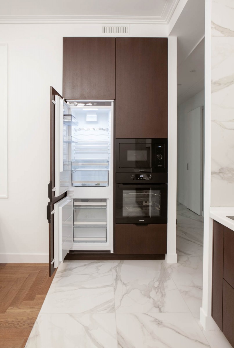 Встроенный холодильник на кухне