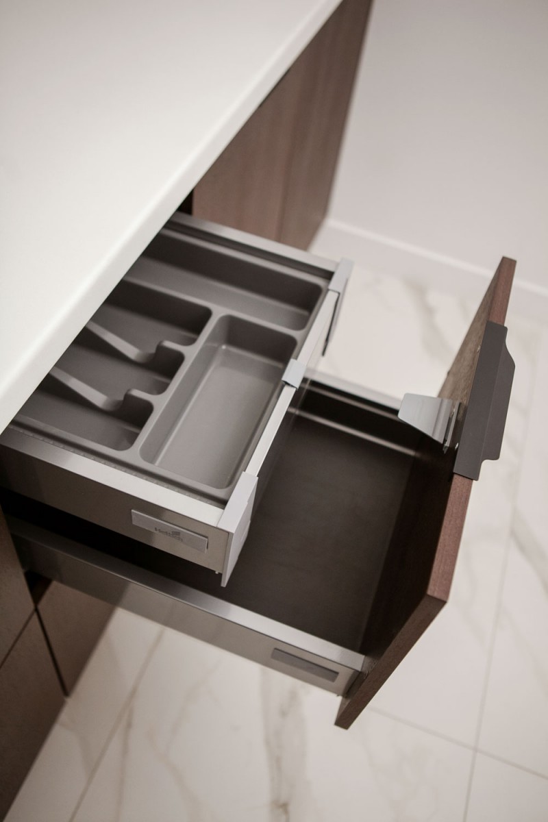 Выдвижные нижние ящики на кухне с фурнитурой от Hettich