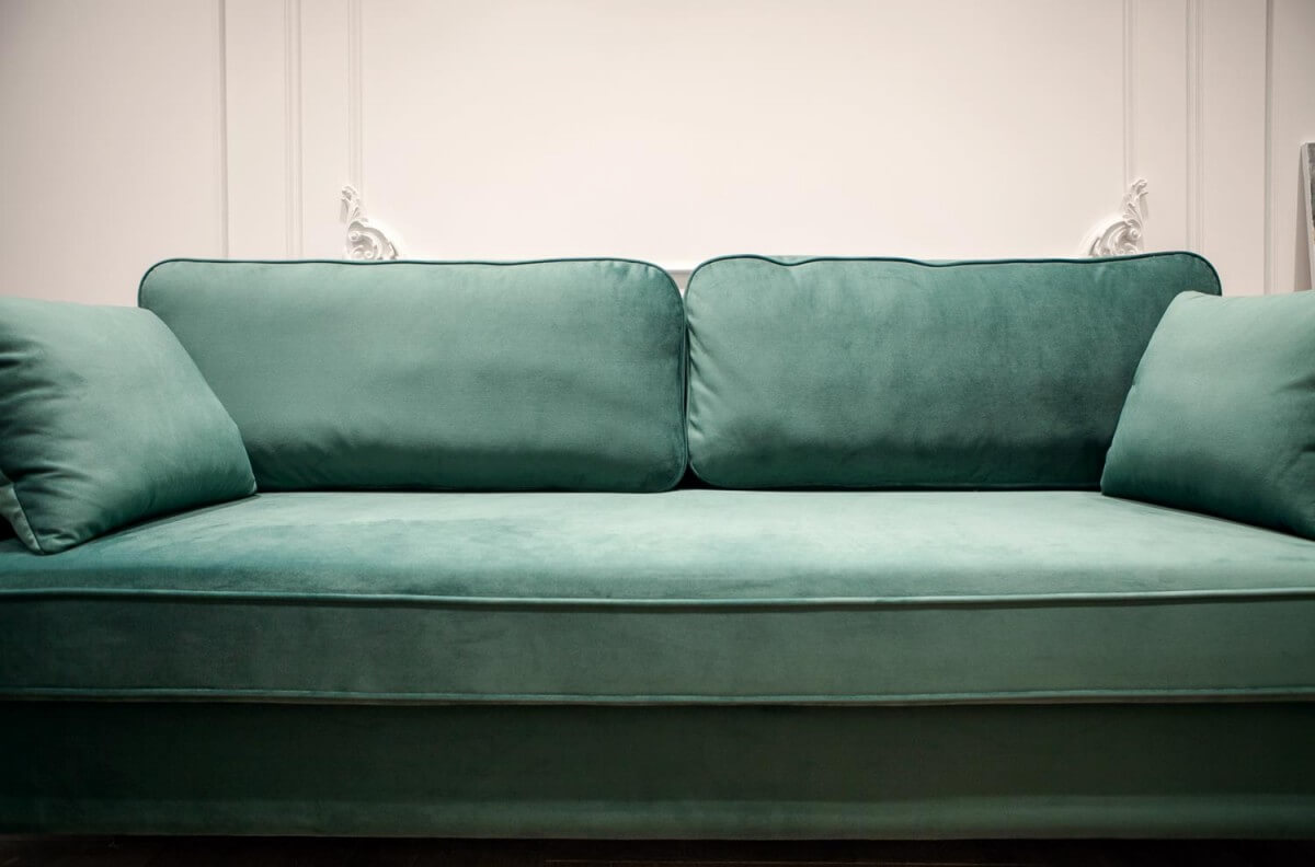 Зеленый диван в классическом стиле