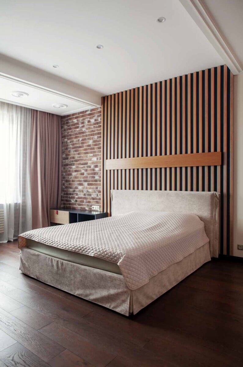 Кровать и декоративные деревянные рейки