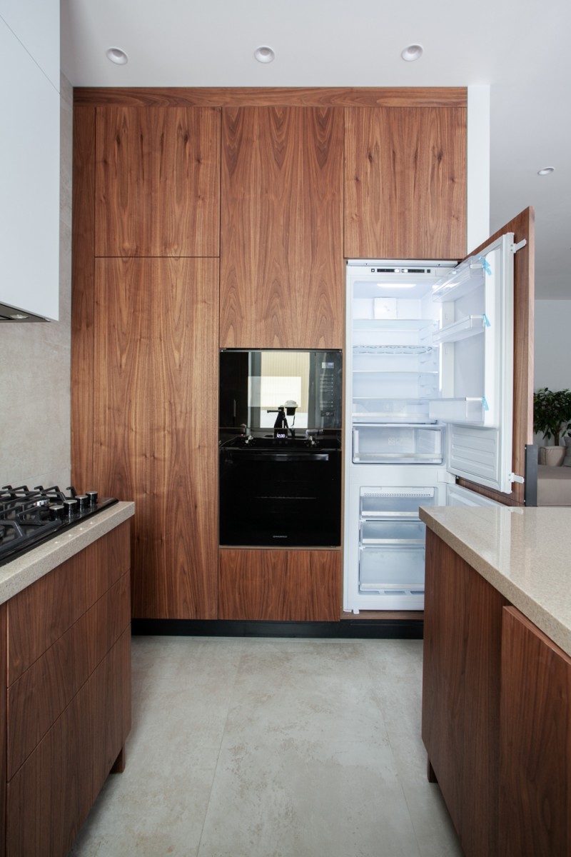 Холодильник встроенный в мебель на кухне