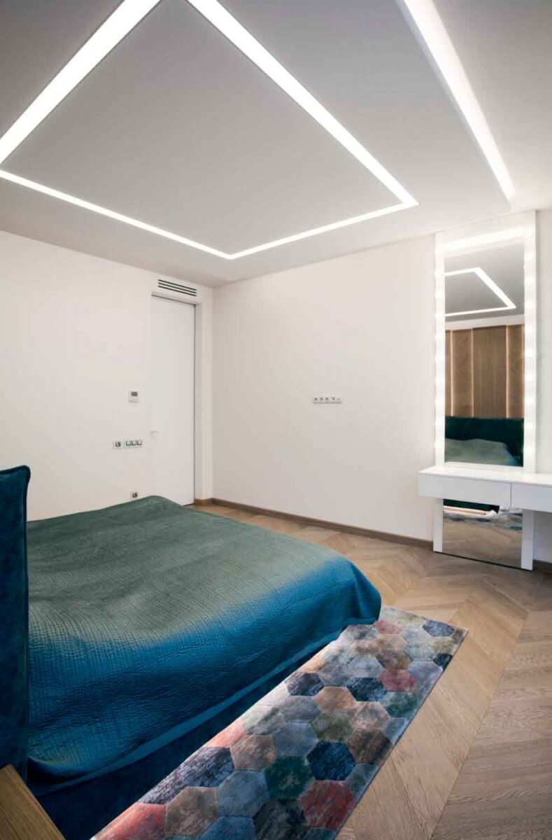 Кровать с подсветкой в спальне