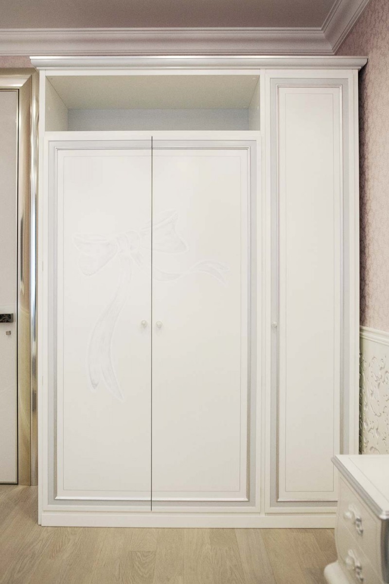 Распашной шкаф для одежды белого цвета