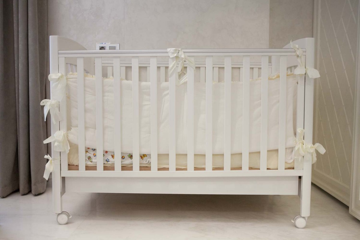 Детская кровать для малыша белая
