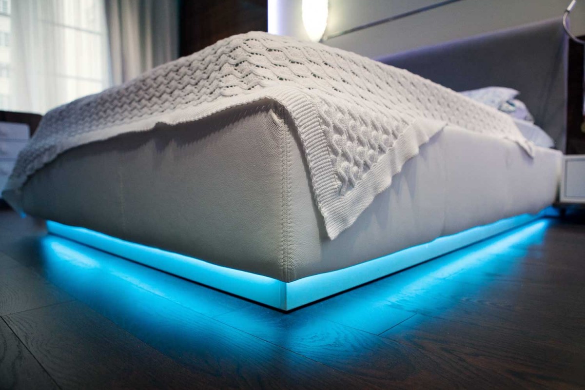 Кровать с синей подсветкой
