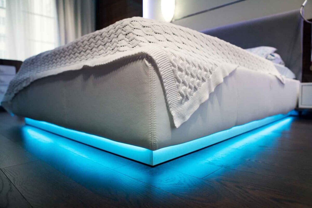 Парящая кровать с неоновой подсветкой
