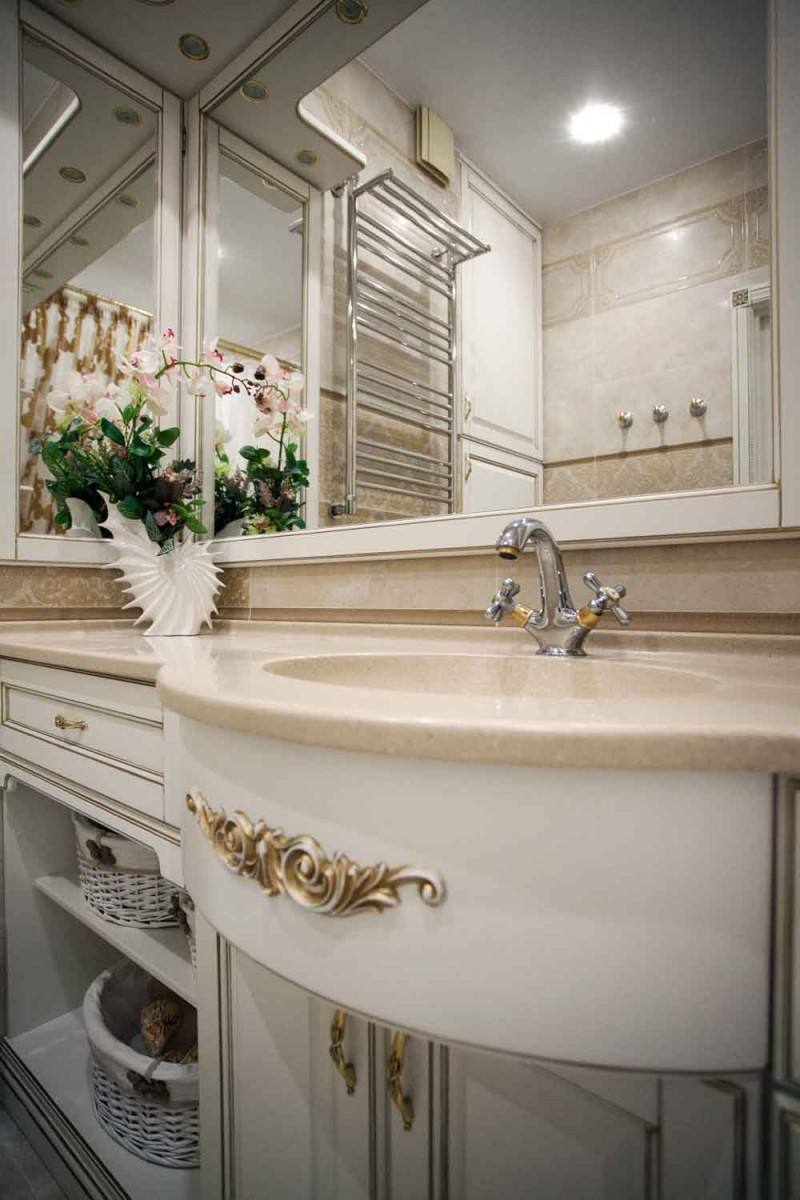 Столешница в ванной с зеркалом по индивидуальным размерам