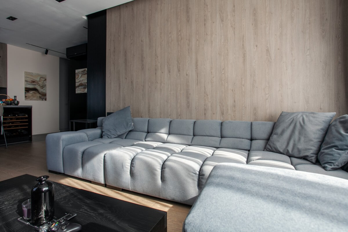 Широкий угловой диван с подушками