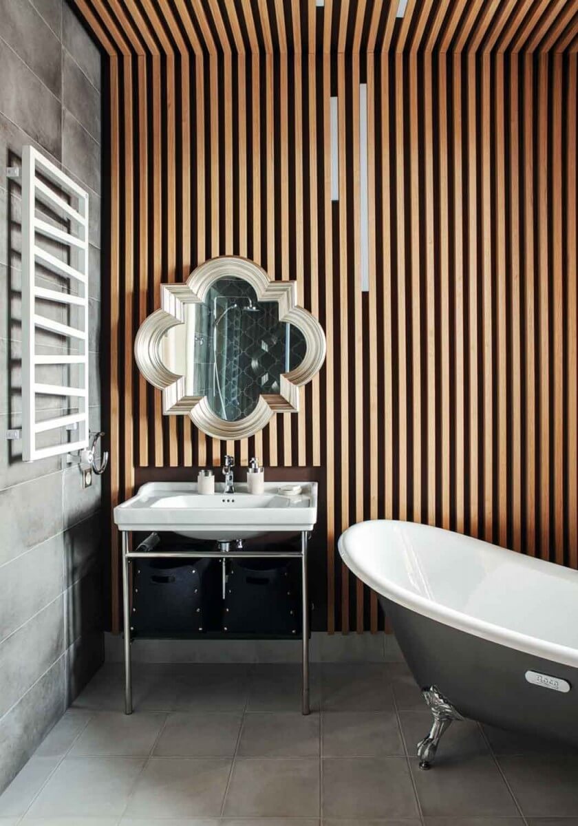 Интерьер ванной комнаты с деревянными панелями