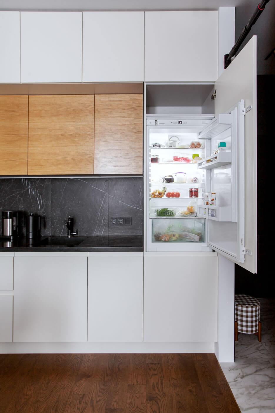 Холодильник встроенный в мебель на кухне