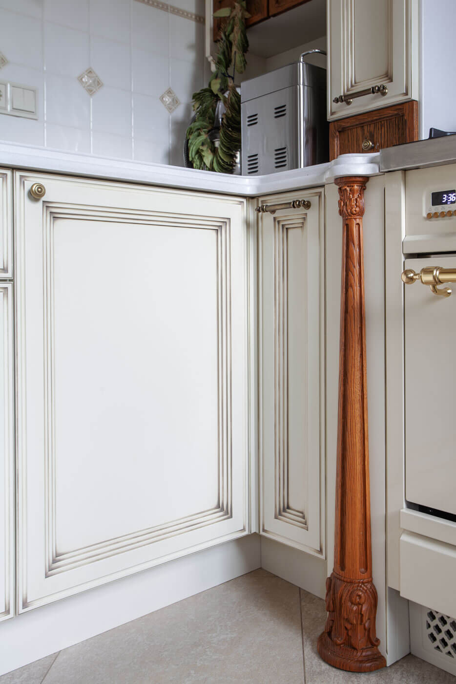 Классическая мебель белого цвета на кухне