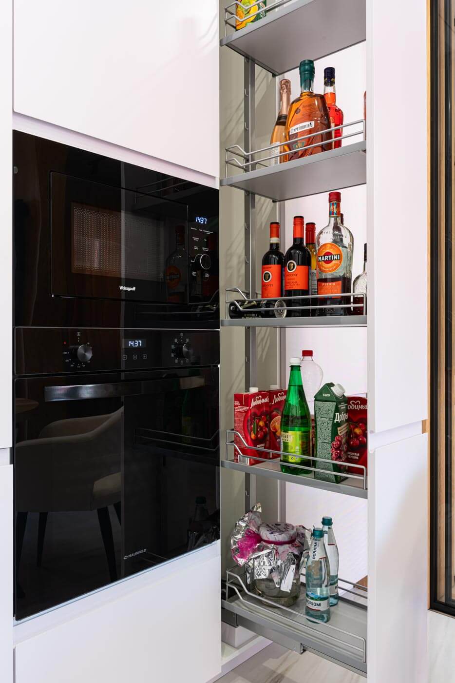 Выдвижной шкаф для напитков на кухне